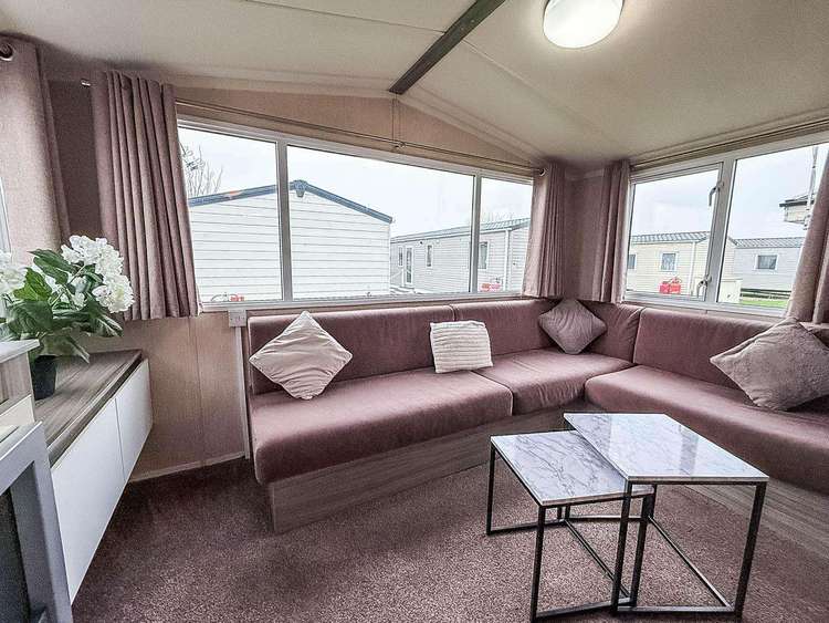 44202K⭐ – Field 2, 3 bed, 8 berth caravan with D/G and C/H. Ruby rated. Preview 4