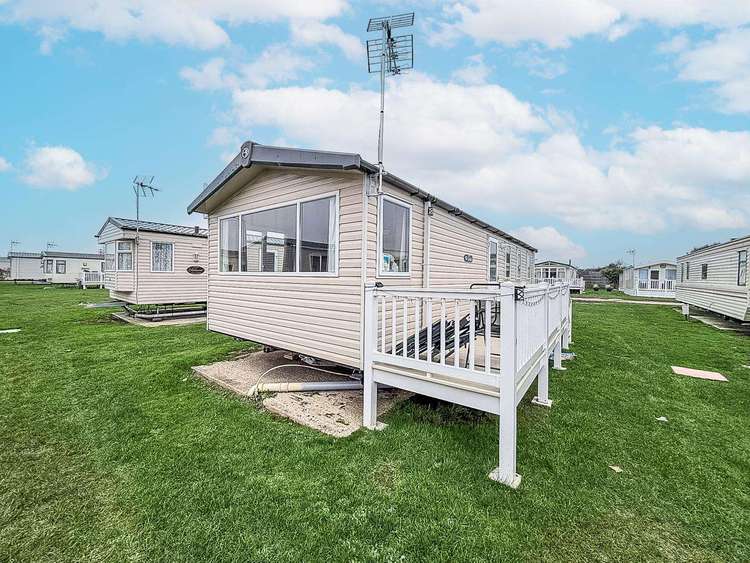 44202K⭐ – Field 2, 3 bed, 8 berth caravan with D/G and C/H. Ruby rated. Preview 0