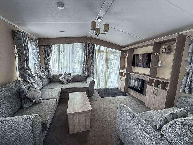 75192WM⭐ – West Mersea, 2 bed, 6 berth caravan with decking, D/G and C/H. Diamond rated. Preview 4