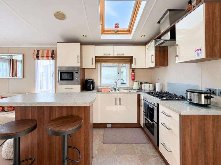 33059V⭐- Vintage area, 2 bed, 6 berth caravan with decking, D/G & C/H. Diamond rated. Preview 5