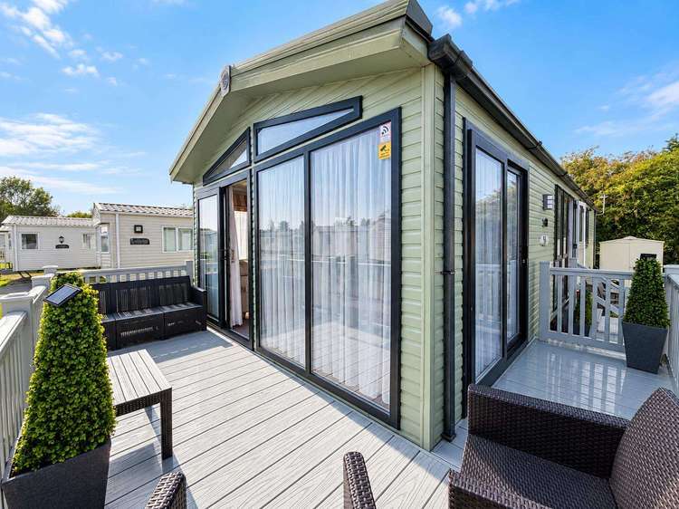 33059V⭐- Vintage area, 2 bed, 6 berth caravan with decking, D/G & C/H. Diamond rated. Preview 3