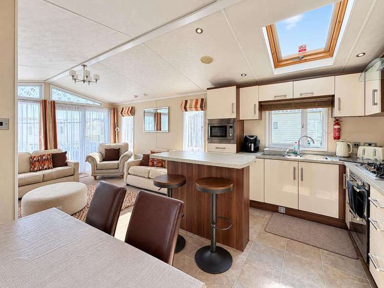 33059V⭐- Vintage area, 2 bed, 6 berth caravan with decking, D/G & C/H. Diamond rated. Preview 4