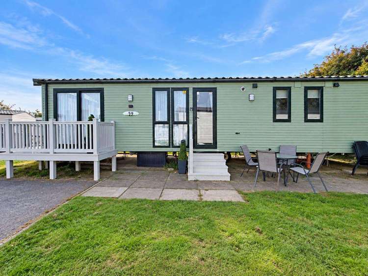 33059V⭐- Vintage area, 2 bed, 6 berth caravan with decking, D/G & C/H. Diamond rated. Preview 2