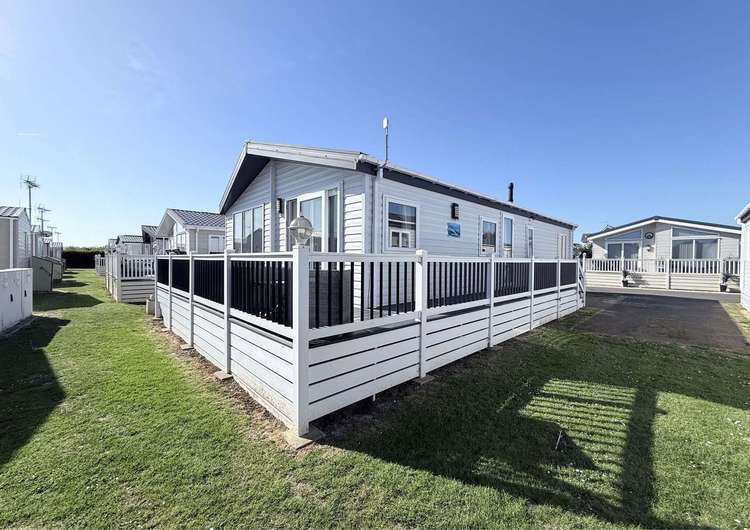 47012PB⛱️ – Seaview Holiday Park, 2 bed, 6 berth lodge with decking. Platinum-Deluxe rated. Preview 3