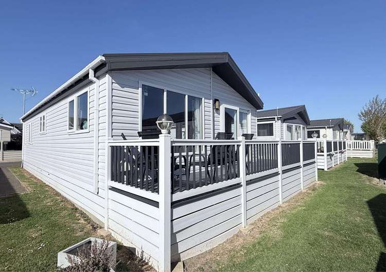 47012PB⛱️ – Seaview Holiday Park, 2 bed, 6 berth lodge with decking. Platinum-Deluxe rated. Preview 4