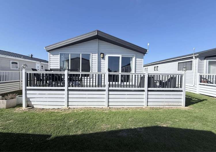 47012PB⛱️ – Seaview Holiday Park, 2 bed, 6 berth lodge with decking. Platinum-Deluxe rated. Preview 5