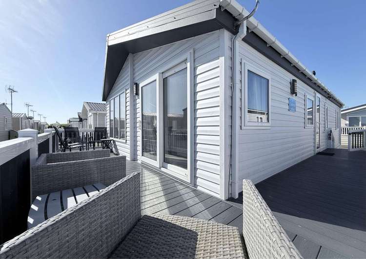47012PB⛱️ – Seaview Holiday Park, 2 bed, 6 berth lodge with decking. Platinum-Deluxe rated. Preview 0