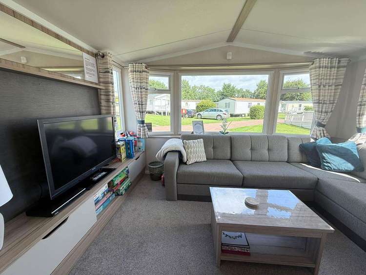 70831C⭐ – Cherry, 3 bed, 8 berth caravan with decking, D/G and C/H. Ruby rated. Preview 5