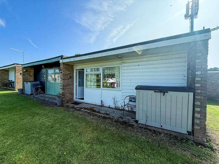 73106F⭐ – Florida Park, 2 bed, 6 berth chalet with D/G. Ruby rated. Preview 0