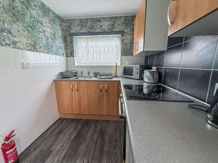 73106F⭐ – Florida Park, 2 bed, 6 berth chalet with D/G. Ruby rated. Preview 5