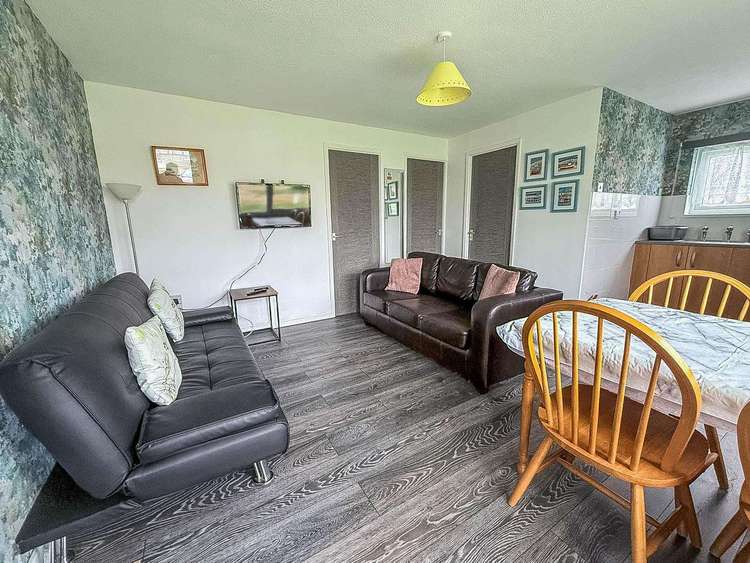 73106F⭐ – Florida Park, 2 bed, 6 berth chalet with D/G. Ruby rated. Preview 3