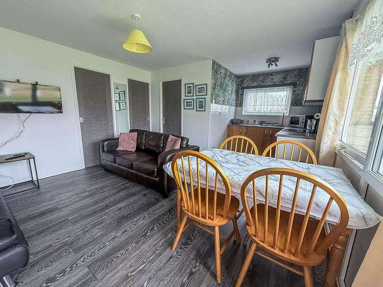 73106F⭐ – Florida Park, 2 bed, 6 berth chalet with D/G. Ruby rated. Preview 2