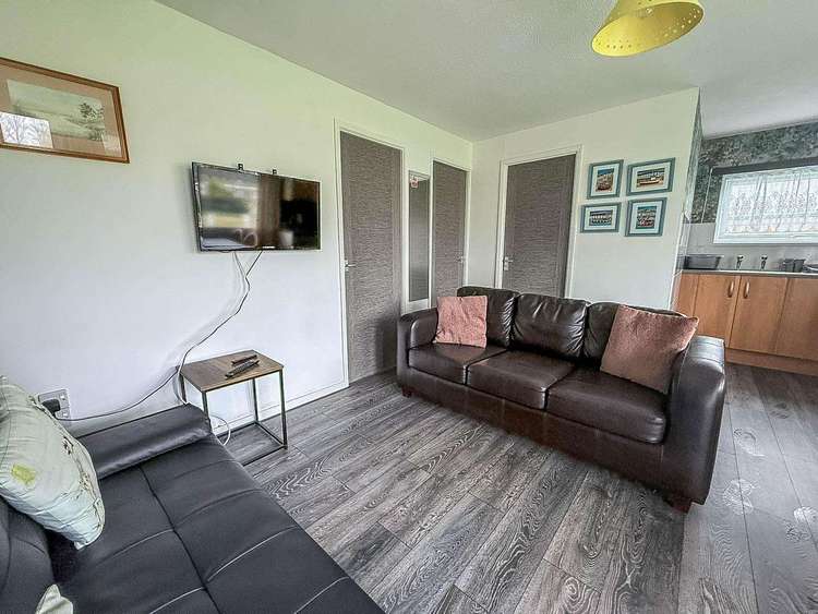 73106F⭐ – Florida Park, 2 bed, 6 berth chalet with D/G. Ruby rated. Preview 4