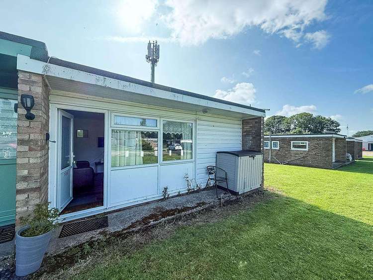 73106F⭐ – Florida Park, 2 bed, 6 berth chalet with D/G. Ruby rated. Preview 1