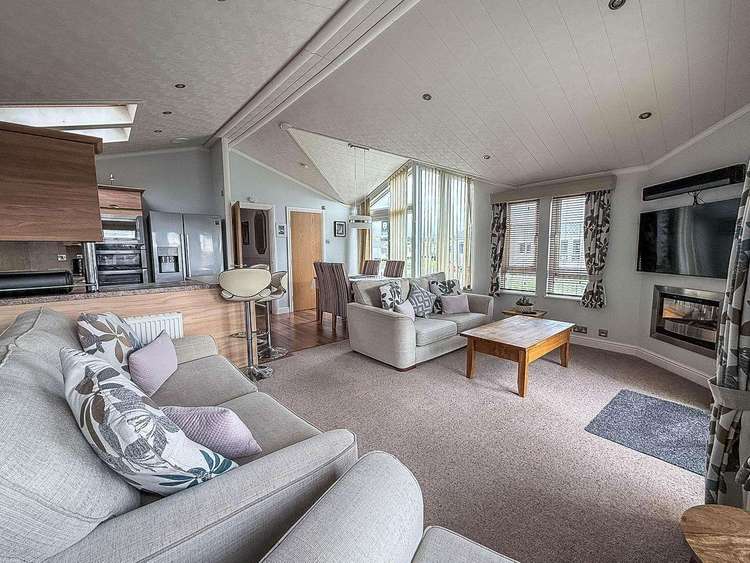 23006Bu⛱️- Buckingham area, 2 bed, 6 berth lodge with decking, D/G & C/H. Platinum-Deluxe rated. Preview 4