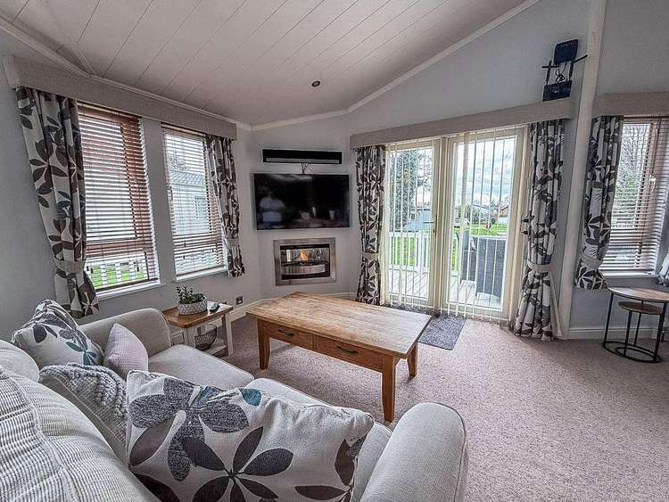 23006Bu⛱️- Buckingham area, 2 bed, 6 berth lodge with decking, D/G & C/H. Platinum-Deluxe rated. Preview 5