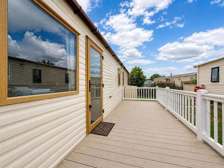 44002F⭐ – Beaumont View area, 3 bed, 8 berth caravan with decking, D/G and C/H. Ruby rated. Preview 4