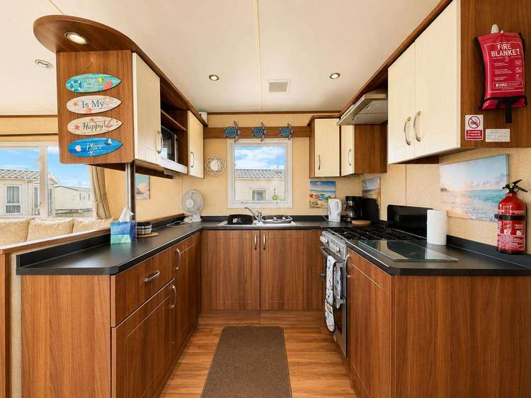 44002F⭐ – Beaumont View area, 3 bed, 8 berth caravan with decking, D/G and C/H. Ruby rated. Preview 5
