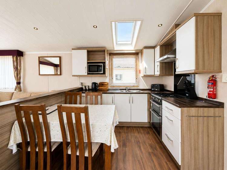 68067CR⭐ – Cresta area, 2 bed, 6 berth caravan with decking to the side. Diamond rated. Preview 4