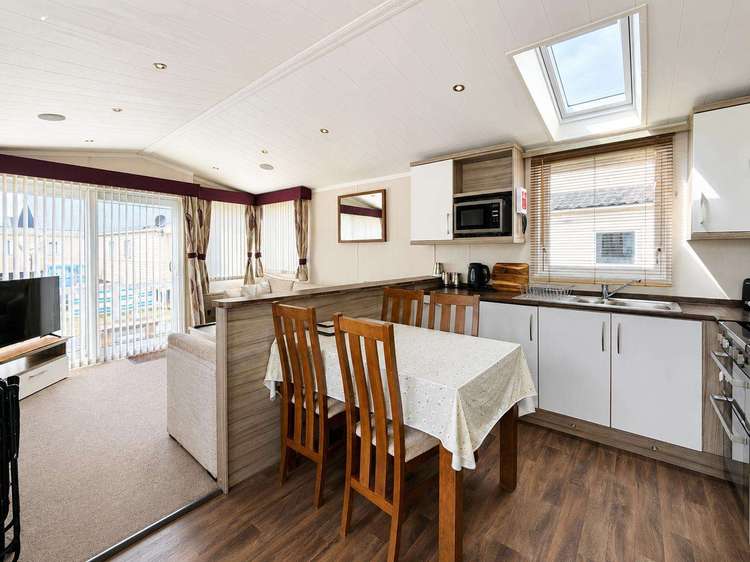 68067CR⭐ – Cresta area, 2 bed, 6 berth caravan with decking to the side. Diamond rated. Preview 5