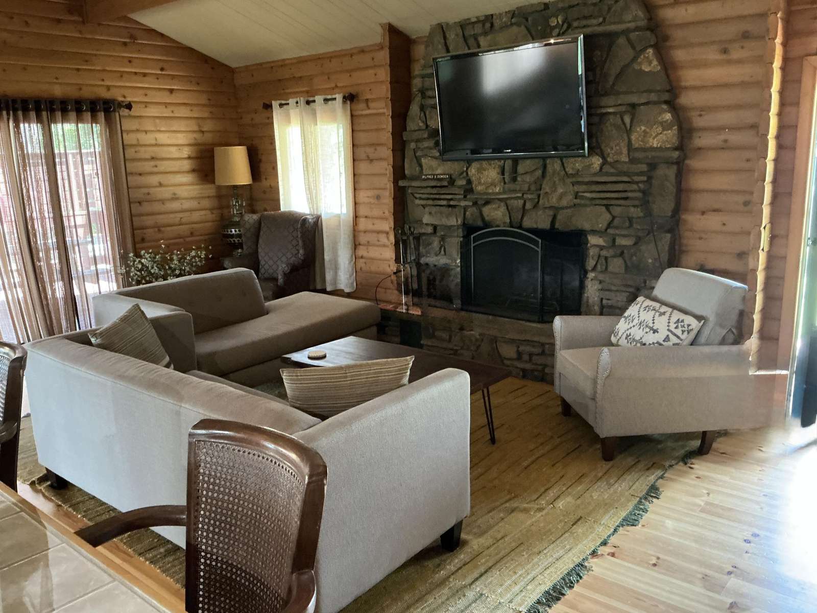 Beautiful Log Home minutes from lake and bike trails. - property