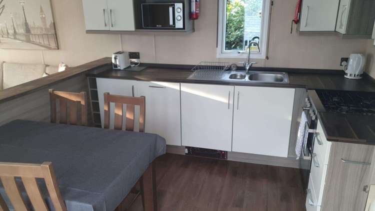 22005EV⛱️ – Eagle View area, 2 bed, 6 berth caravan with large decking and Wi-Fi. Diamond rated. Preview 5