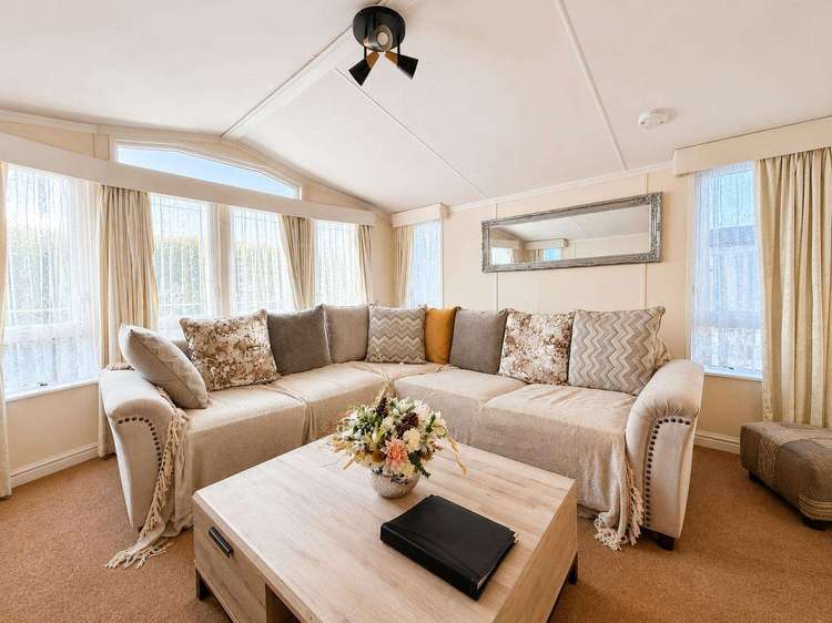 33001L⭐ – Links area, 2 bed, 4 berth caravan with D/G and C/H. Ruby rated. Preview 5