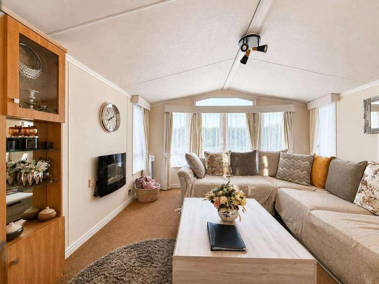 33001L⭐ – Links area, 2 bed, 4 berth caravan with D/G and C/H. Ruby rated. Preview 4