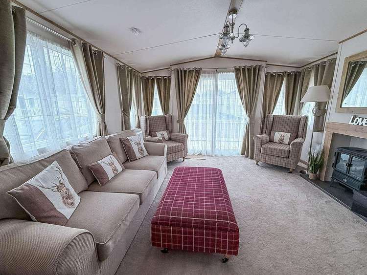 30032P – Paston area, 2 bed, 6 berth caravan with decking, D/G and C/H. Diamond Rated. Preview 4