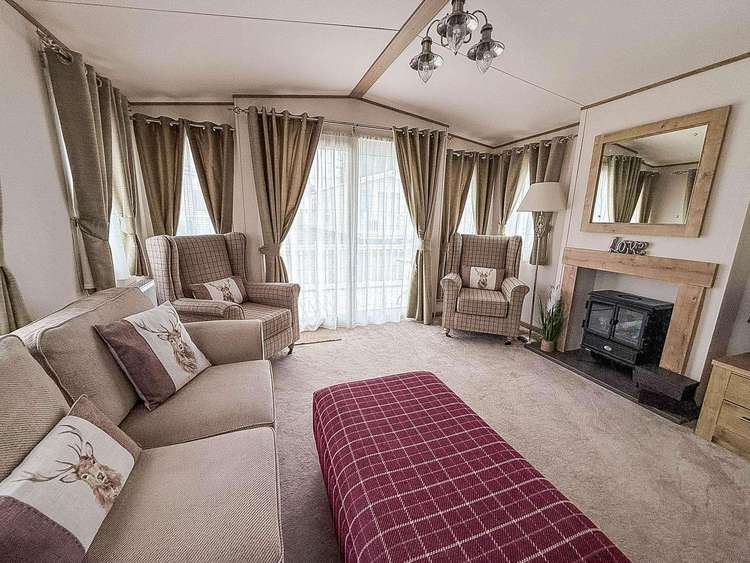 30032P – Paston area, 2 bed, 6 berth caravan with decking, D/G and C/H. Diamond Rated. Preview 5