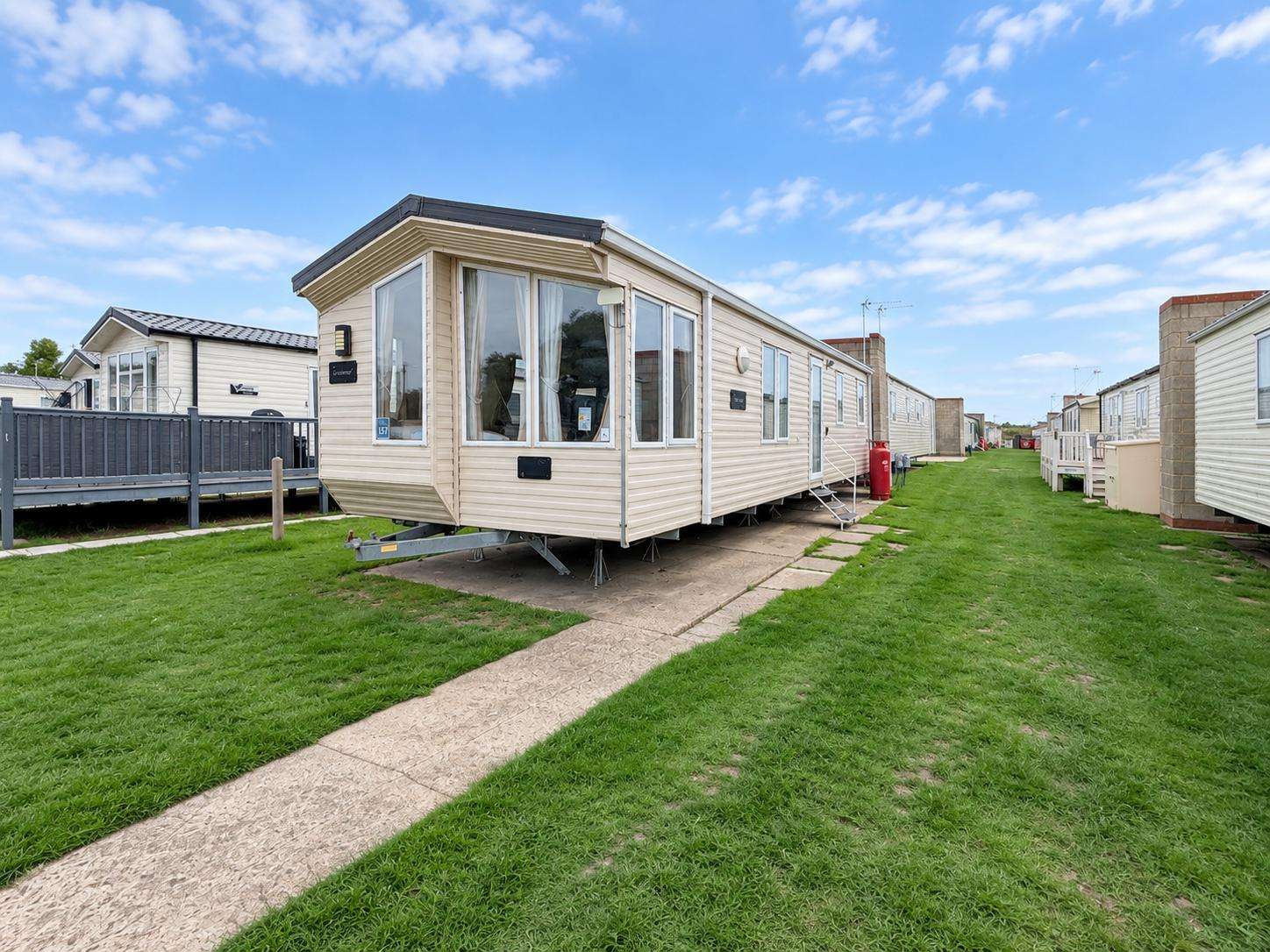 Book a 3 bedroom, 8 berth caravan for the August bank holiday and enjoy the breathtaking views once you have climbed the iconic Walton on the Naze tower. - property