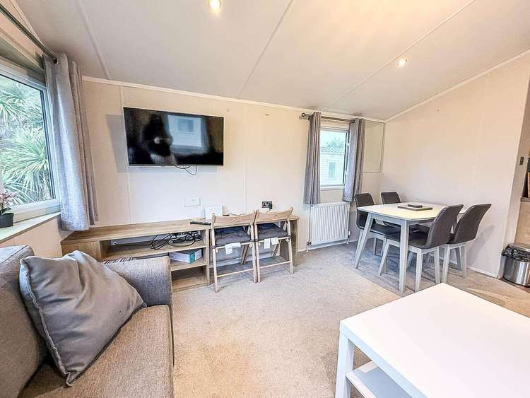 27231SW⭐ – Seawick, 2 bed, 6 berth caravan with decking, D/G and C/H. Opal rated. Preview 5