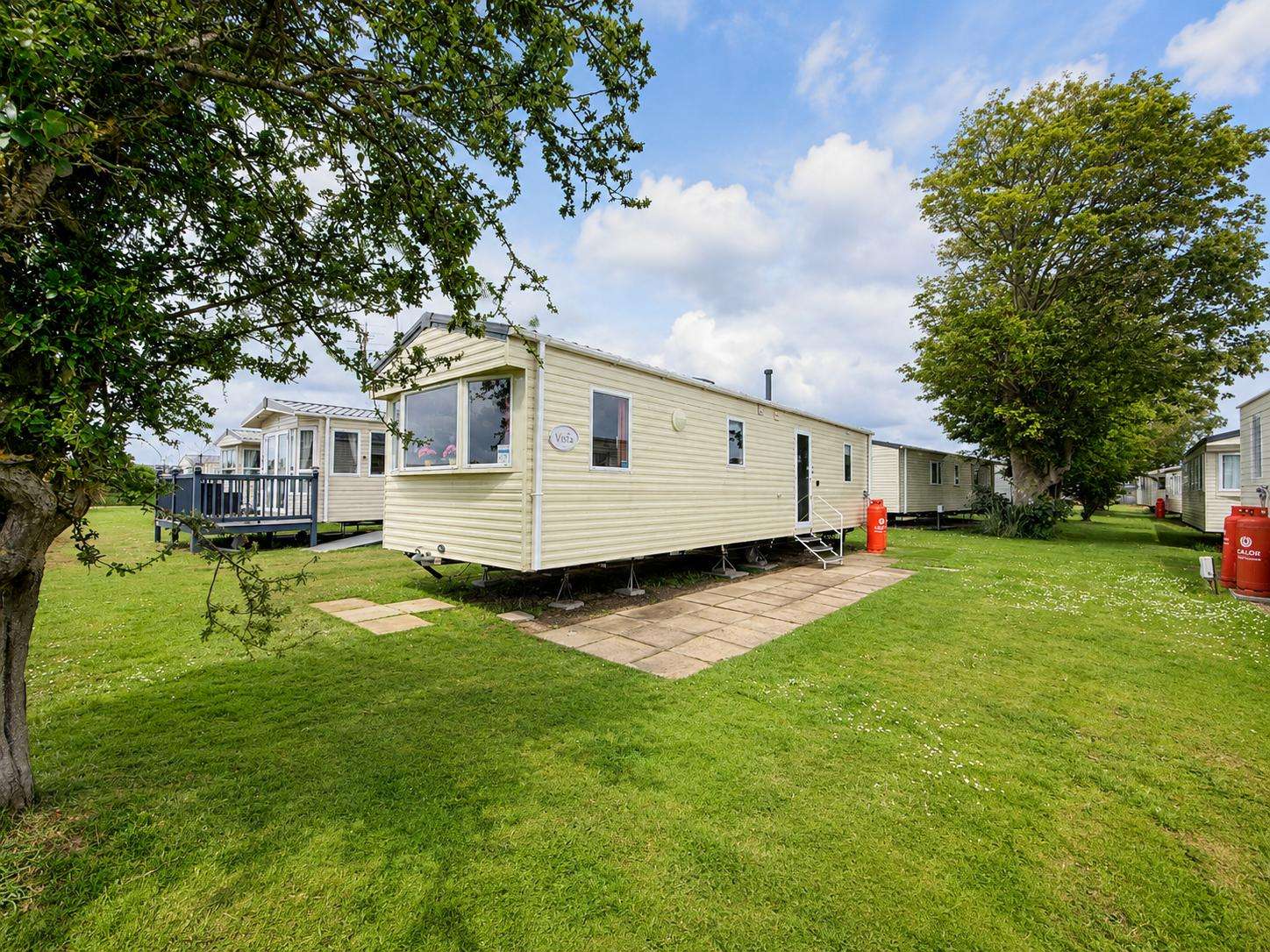 Cosy 3-bedroom caravan sleeping up to 8 guests, perfect for family holidays and group getaways. - property