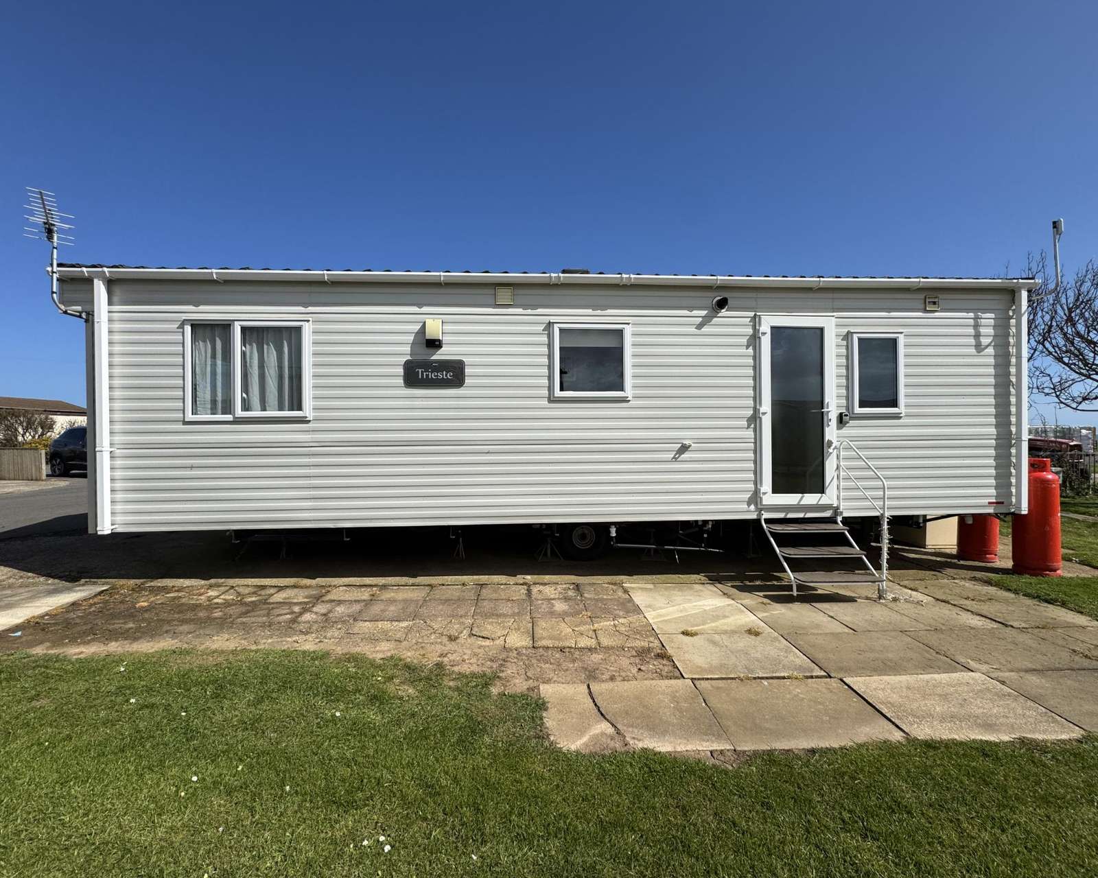 Enjoy a stay at this modern caravan on Sand Le Mere. Sleeping 6 people it is perfect for a cosy Yorkshire stay with the whole family. - property