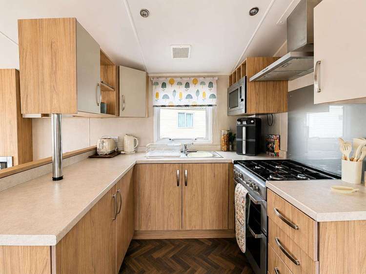 60034O⭐ – Osprey area, 3 bed, 8 berth caravan with decking. Opal rated. Preview 4