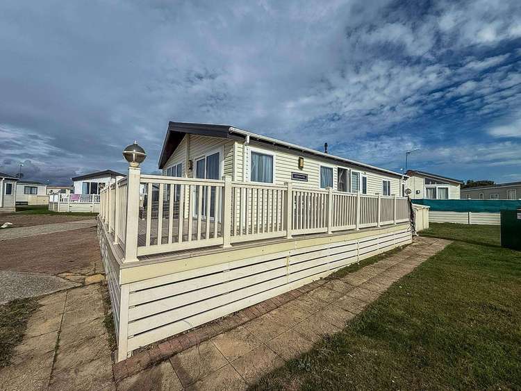 49019S⭐ – Seashore View area, 3 bed, 8 berth lodge with full sea views and decking. Platinum rated. Preview 1