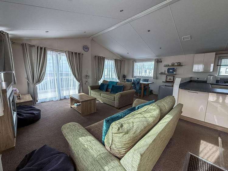 49019S⭐ – Seashore View area, 3 bed, 8 berth lodge with full sea views and decking. Platinum rated. Preview 5