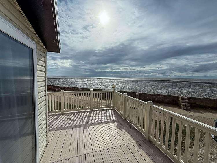 49019S⭐ – Seashore View area, 3 bed, 8 berth lodge with full sea views and decking. Platinum rated. Preview 3