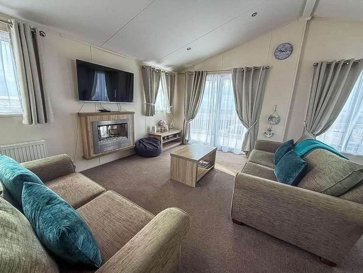 49019S⭐ – Seashore View area, 3 bed, 8 berth lodge with full sea views and decking. Platinum rated. Preview 4