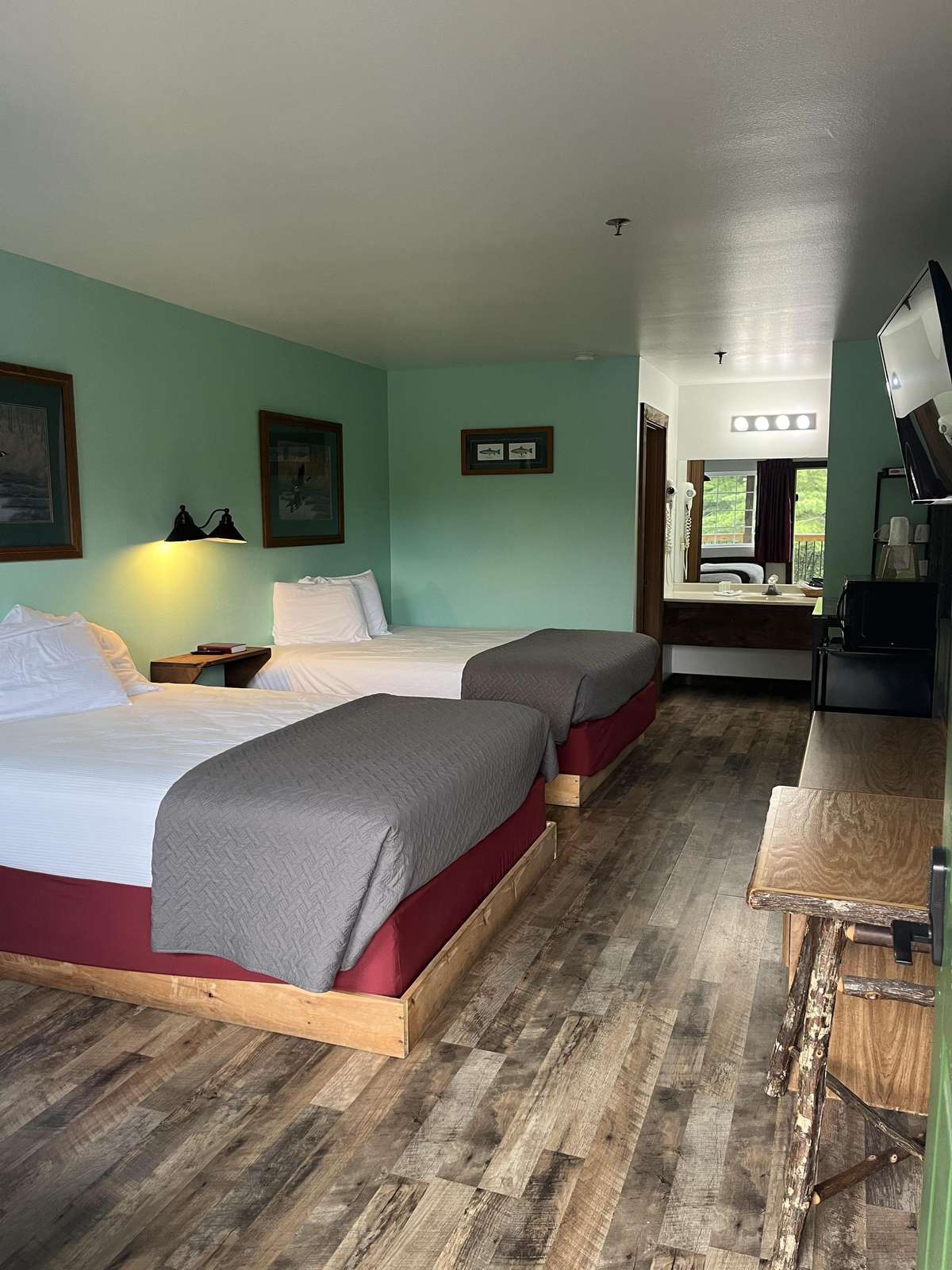 White Wing #220/221 Preview 3