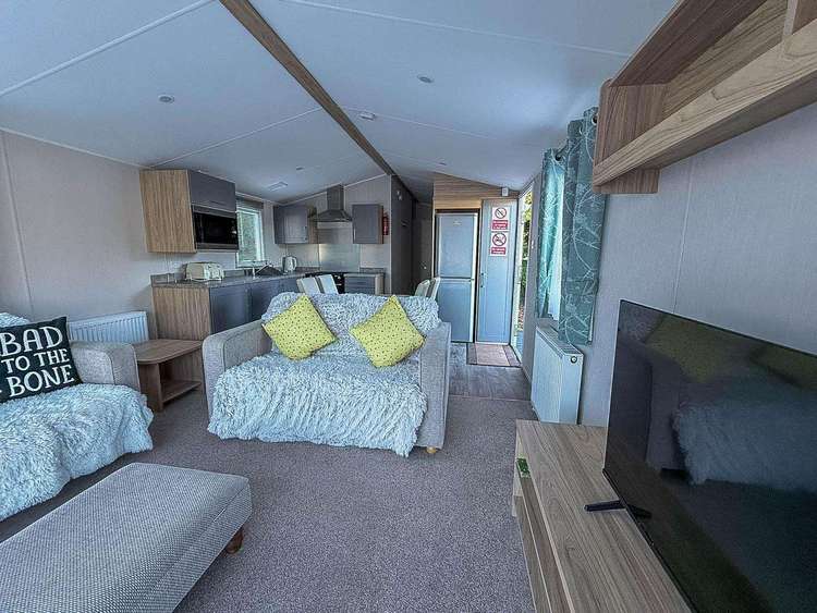 23018B⭐ – Balmoral Area, 3 bed, 7 berth caravan with decking, D/G and C/H. Opal rated. Preview 4