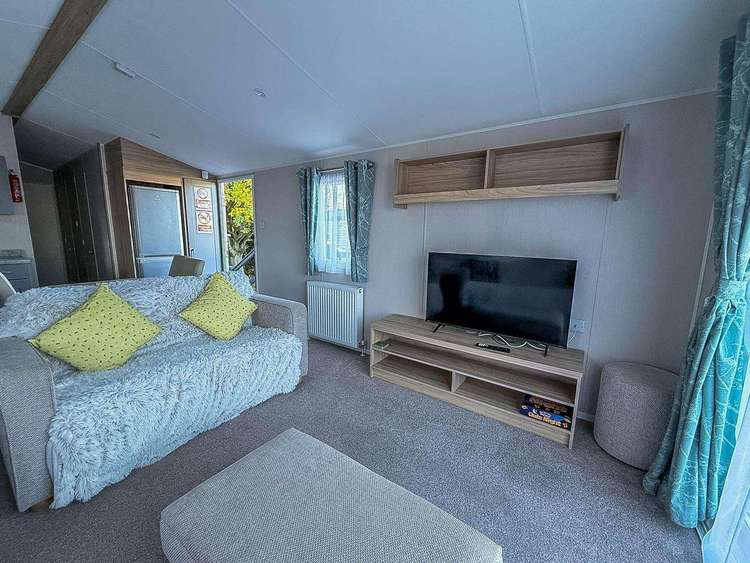 23018B⭐ – Balmoral Area, 3 bed, 7 berth caravan with decking, D/G and C/H. Opal rated. Preview 5
