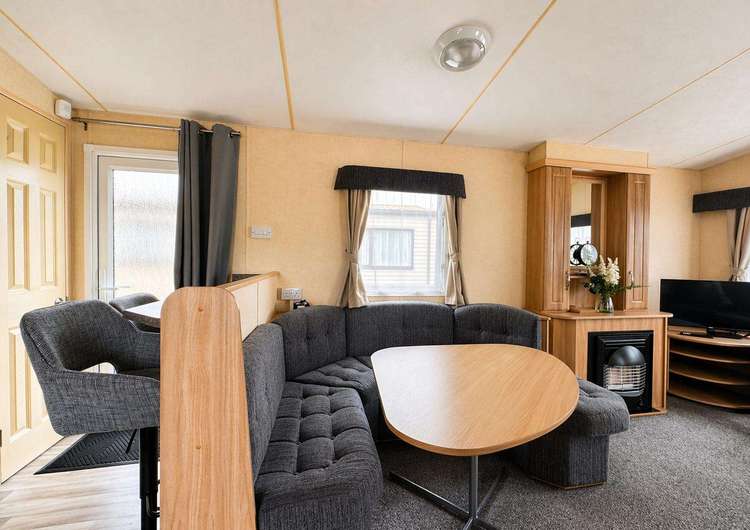 10054B⭐ – Bure Village area, 3 bed, 8 berth caravan with, C/H and D/G. Ruby rated. Preview 5