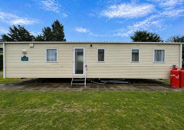 10054B⭐ – Bure Village area, 3 bed, 8 berth caravan with, C/H and D/G. Ruby rated. Preview 0