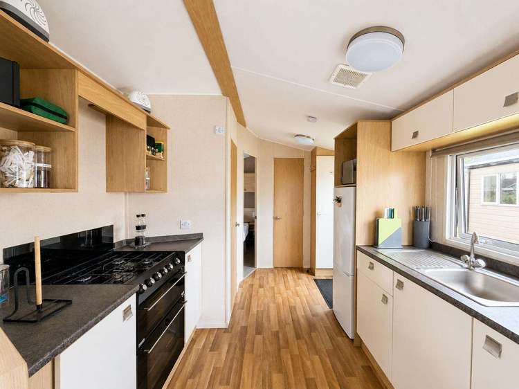 68119BS⭐ – Bush area, 2 bed, 6 berth caravan. Ruby rated. Preview 4