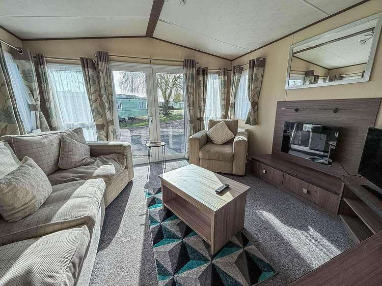 33052S⭐ – Springs area, 2 bed, 6 berth caravan with D/G and C/H. Opal rated. Preview 4