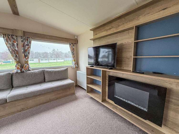 00095BA⭐ – Belle Aire, 2 bed, 6 berth caravan with D/G & C/H. Ruby Rated. Preview 4