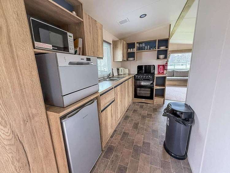 00095BA⭐ – Belle Aire, 2 bed, 6 berth caravan with D/G & C/H. Ruby Rated. Preview 5