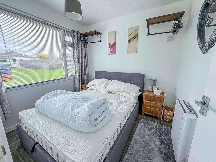 76166B⭐ – Beach Road, 3 bed, 7 berth chalet with D/G & electric panel heaters. Ruby rated. Preview 3