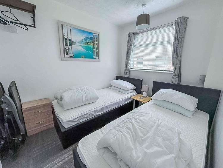 76166B⭐ – Beach Road, 3 bed, 7 berth chalet with D/G & electric panel heaters. Ruby rated. Preview 4